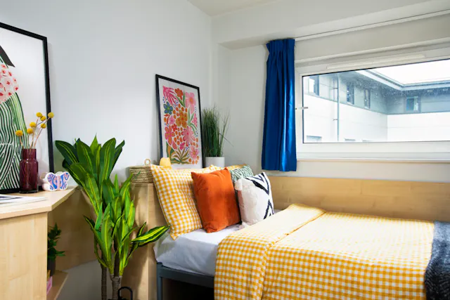 Ensuite: Two Bed Flat Large Standard Double room image 2