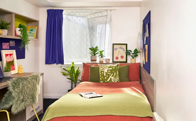 Ensuite: Three Bed Flat Large Standard Double room image 1