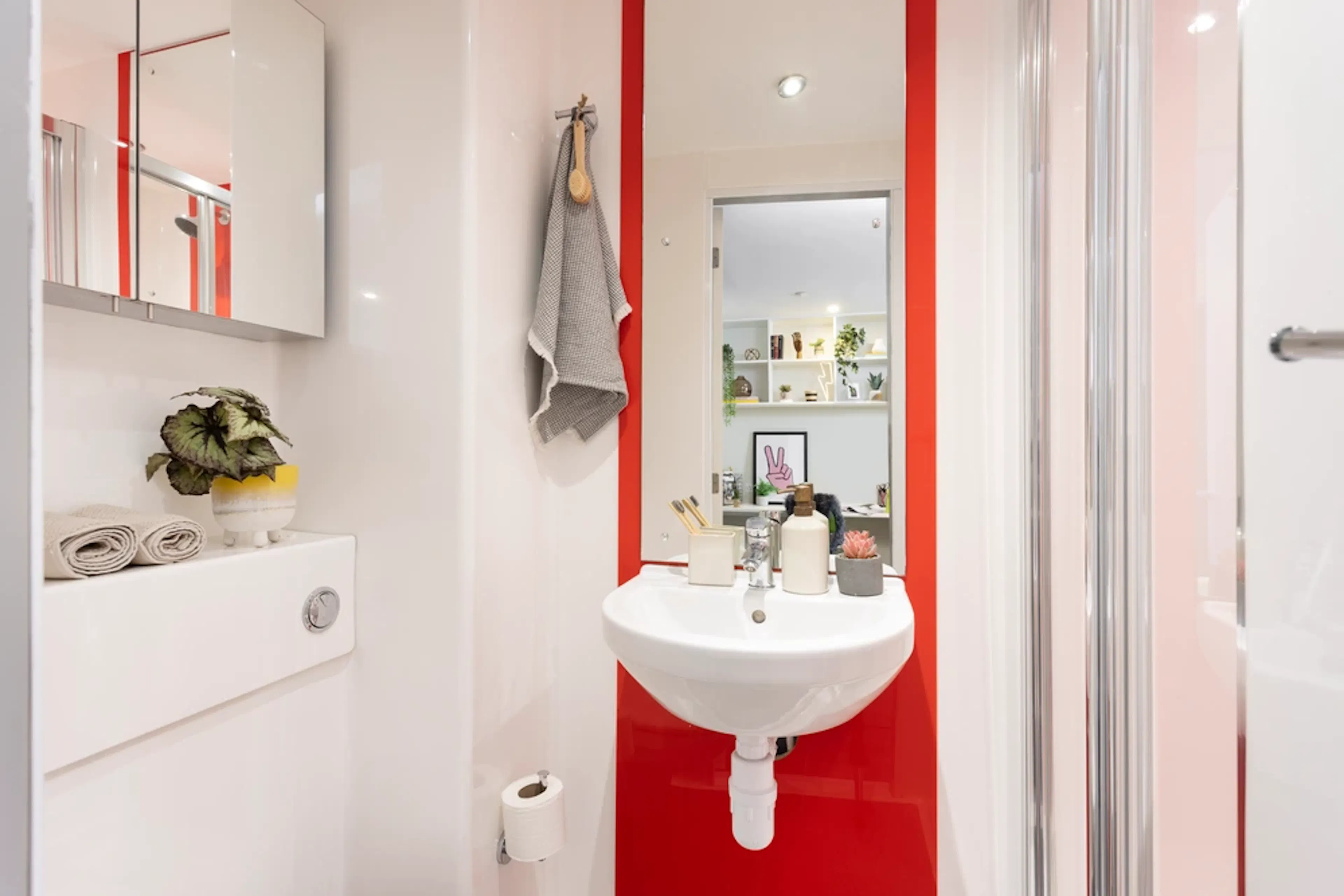 Ensuite Medium Standard Double BATHROOM 2