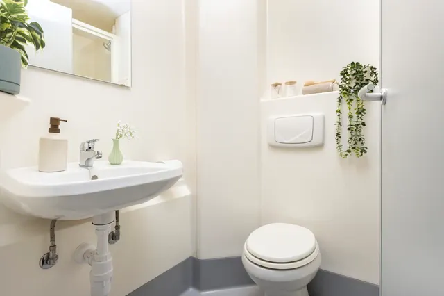 Ensuite Extra Large High Double BATHROOM 2