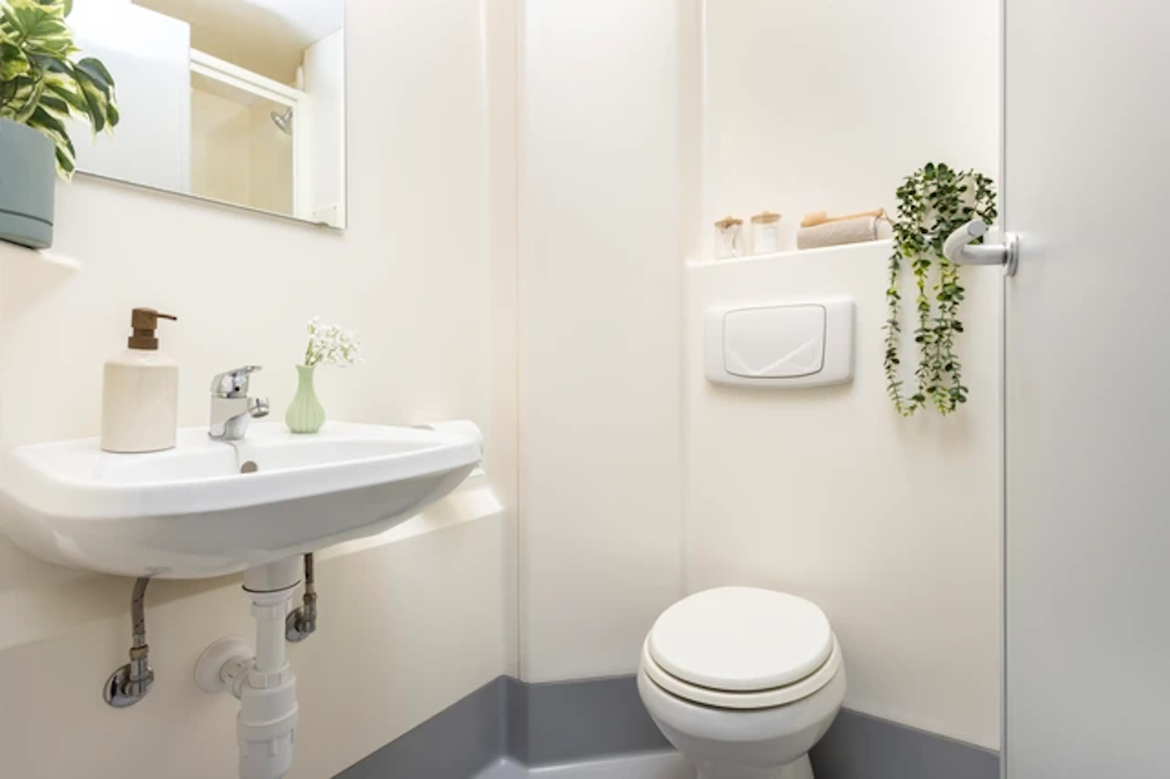 Ensuite Extra Large High Double BATHROOM 2