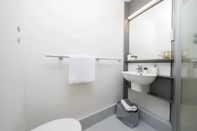 ensuite three bed flat large standard double BATHROOM 2