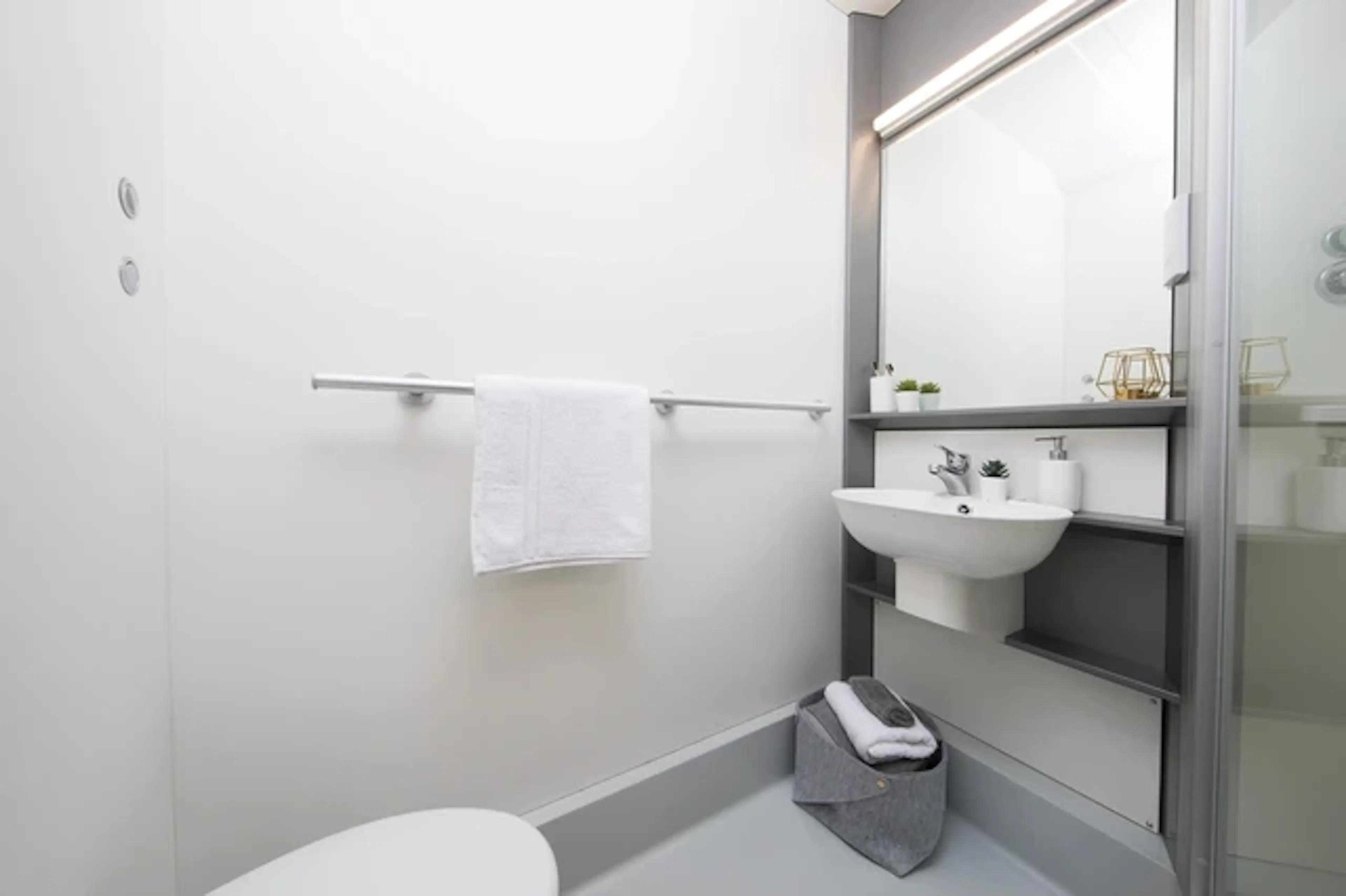 ensuite three bed flat large standard double BATHROOM 2