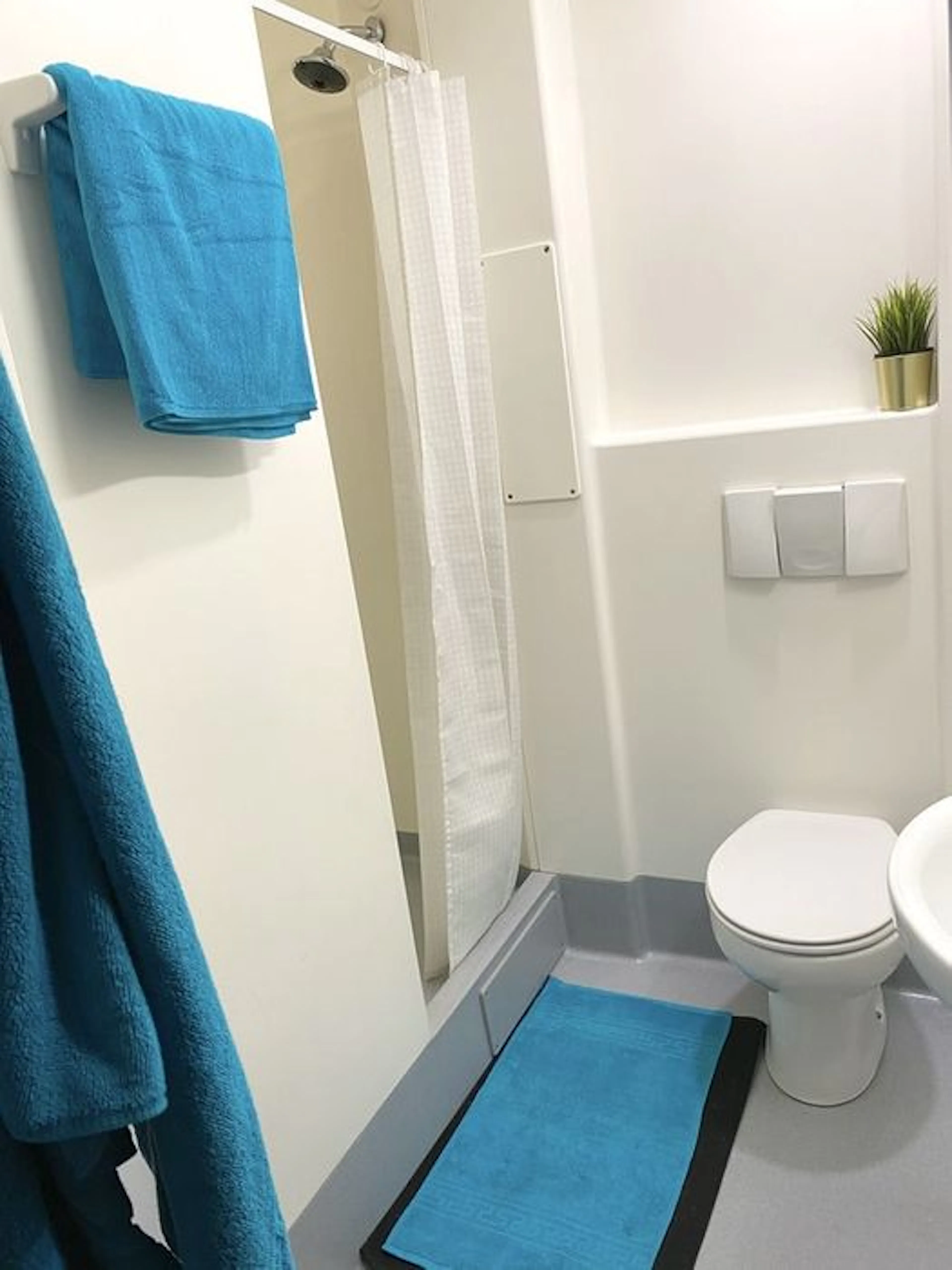 Ensuite BATHROOM 2