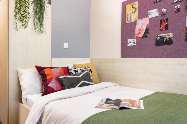 Ensuite Medium Standard Double