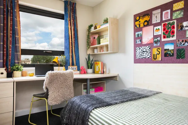 Ensuite: Two Bed Flat Medium High Double room image 6