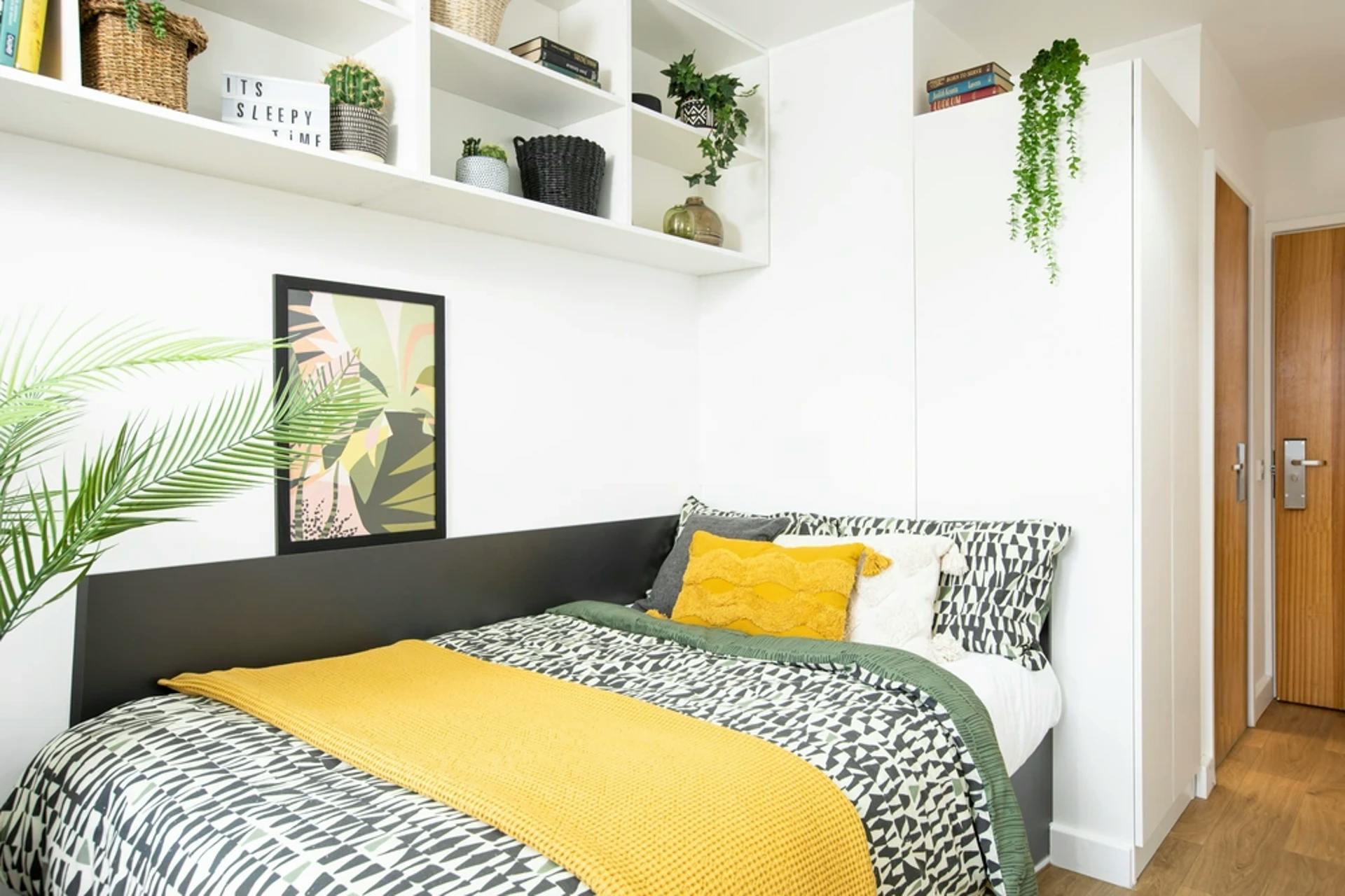 piccadilly-court-london-Ensuite Large High Double