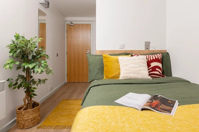 chalmers-street-edinburgh-Ensuite Large High Double