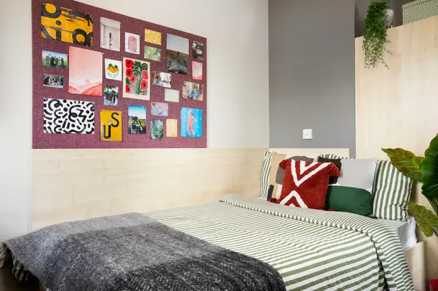 Ensuite: Two Bed Flat Extra Large High Double room image 1