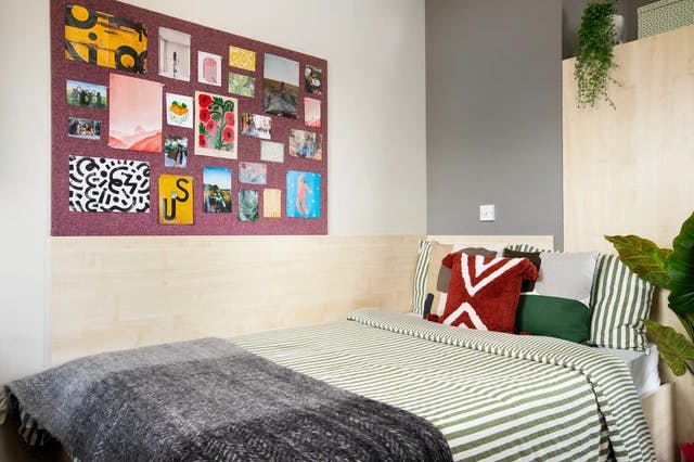 pacific-court-london-Ensuite Medium Standard Double