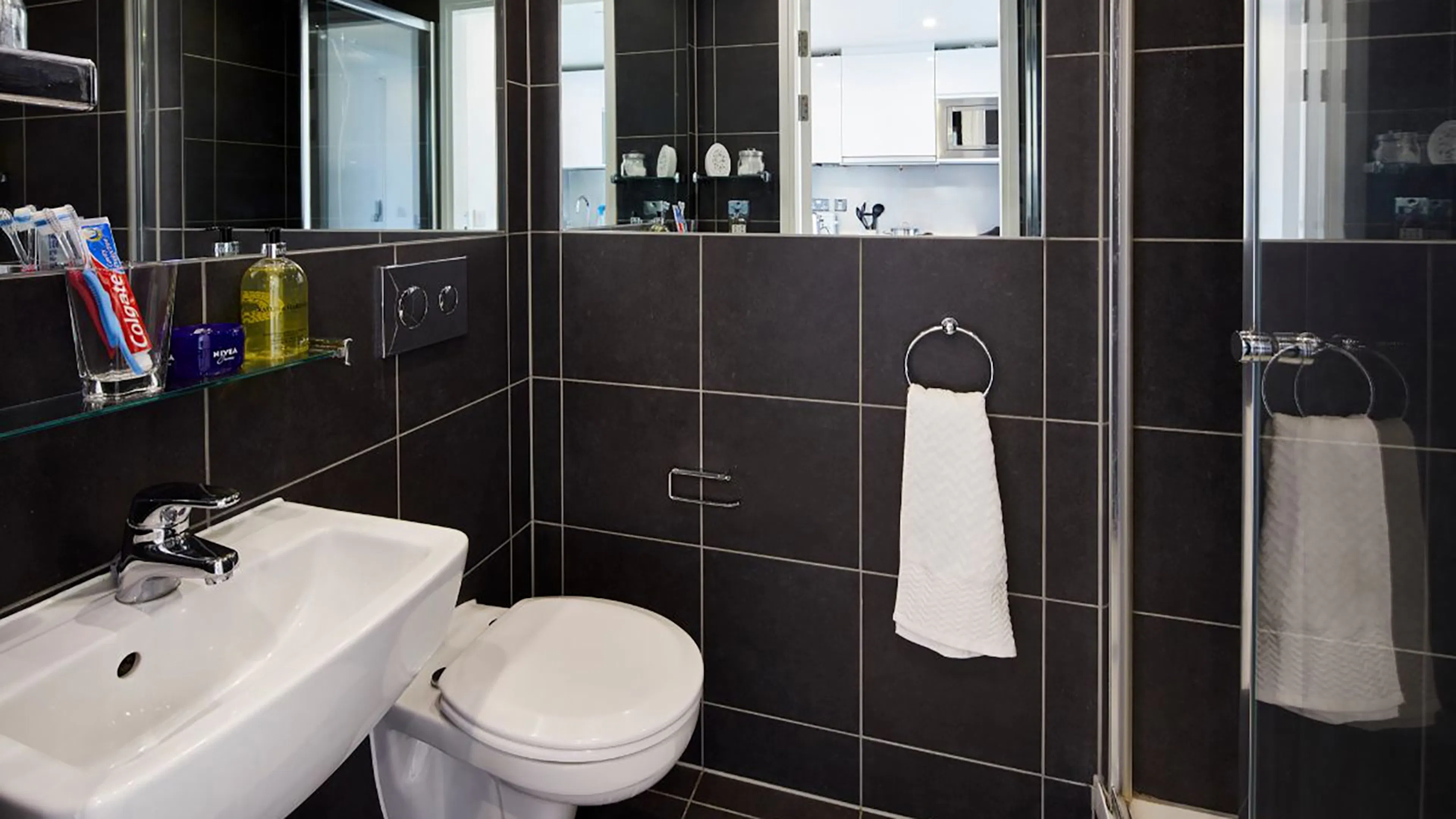 Ensuite room in a 2 person flat BATHROOM 2