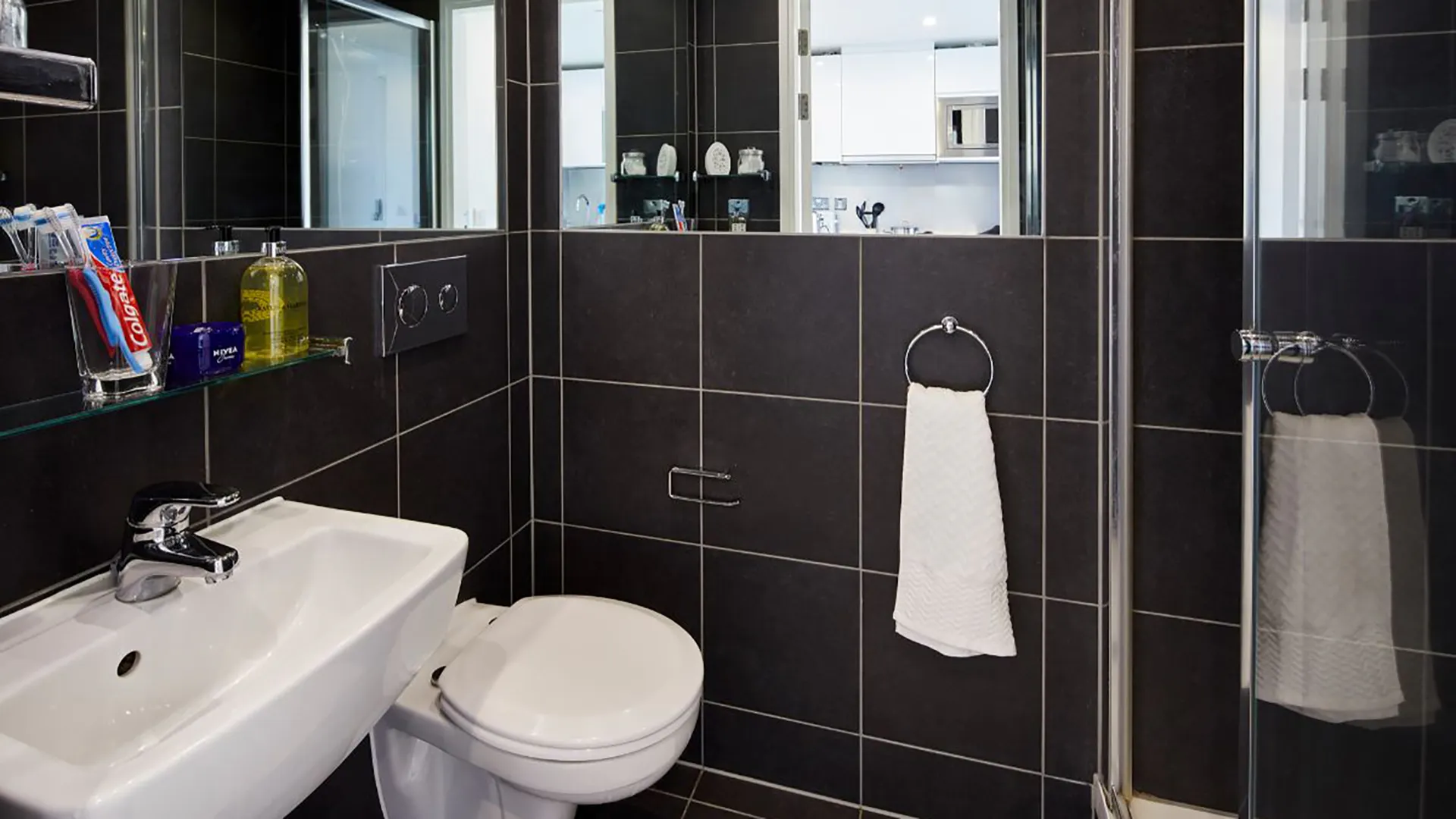 Ensuite room in a 8 person flat BATHROOM 1