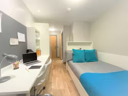 john-bell-house-belfast-Ensuite standard - skylight room