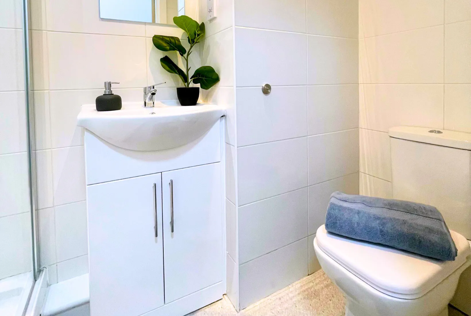 Standard Ensuite BATHROOM 3