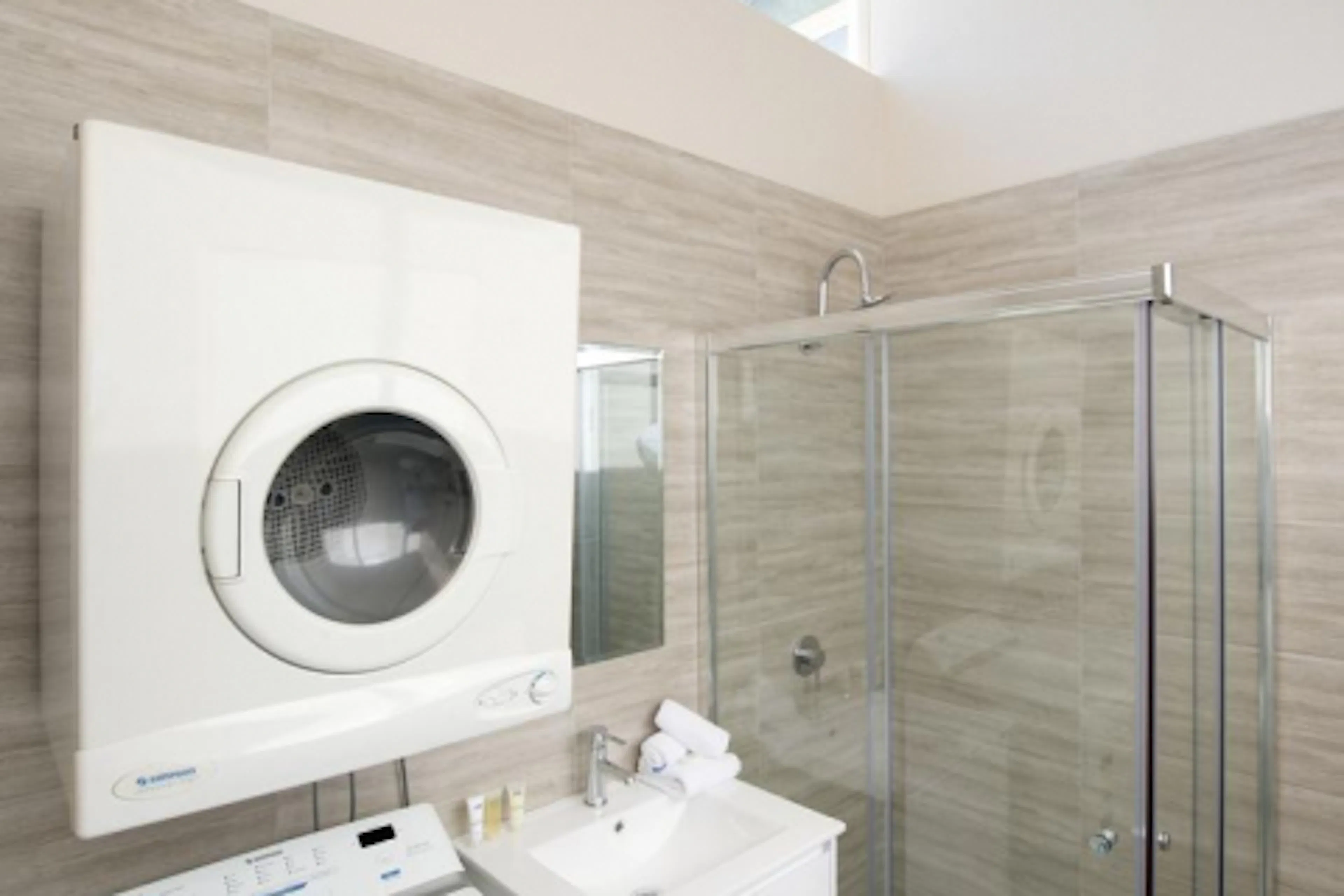Executive 1 Bedroom Apartment BATHROOM 2