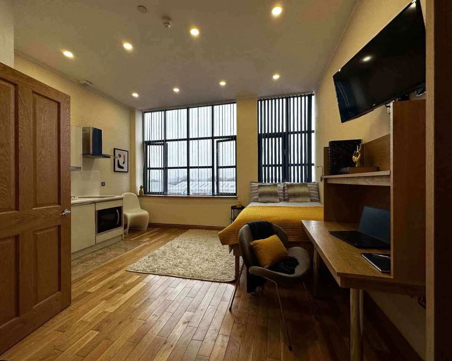 Executive Studio ROOM 2
