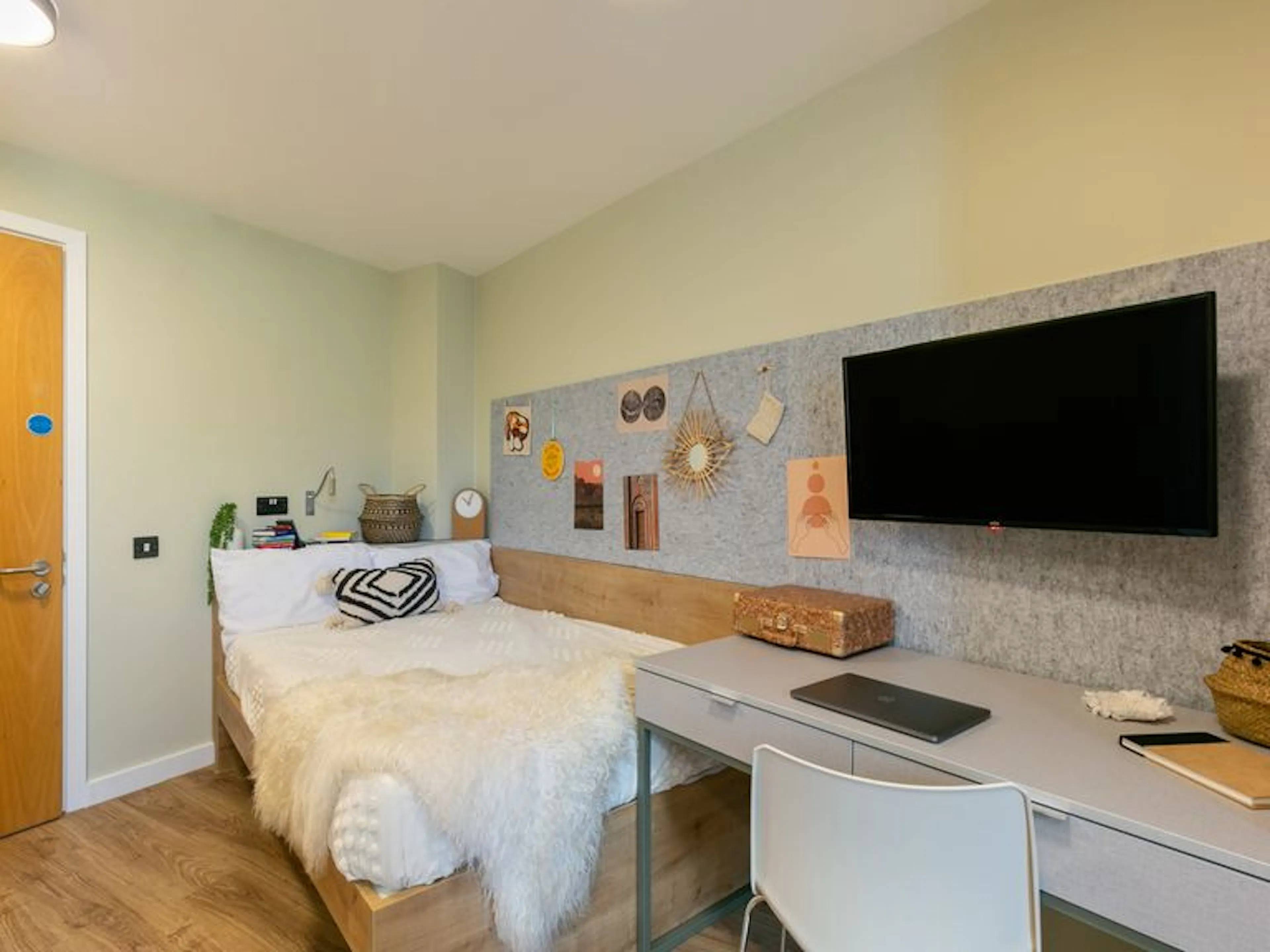 Extra Large Studio ROOM 4