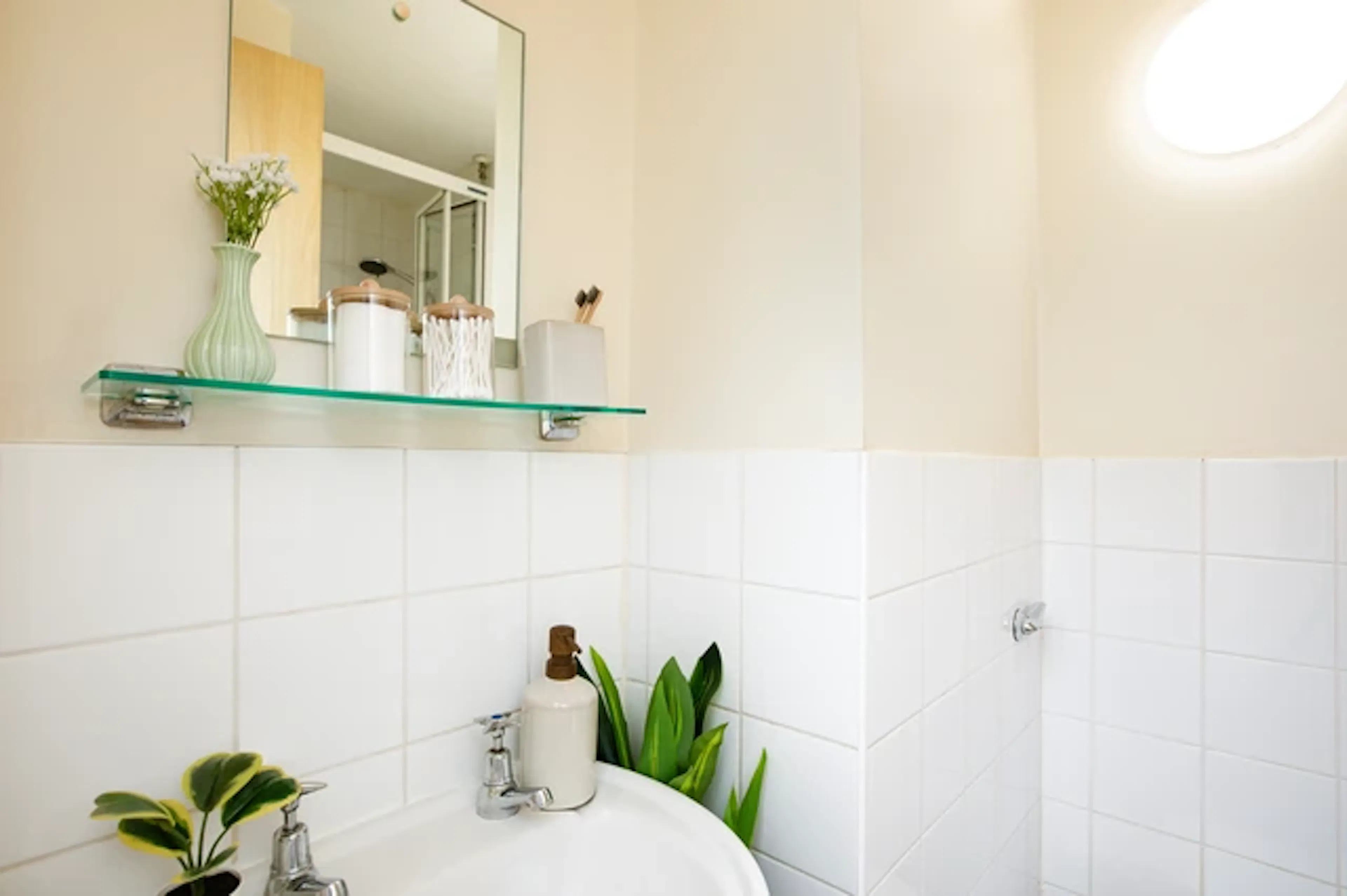 Ensuite: Three Bed Flat Extra Large Standard Double BATHROOM 2