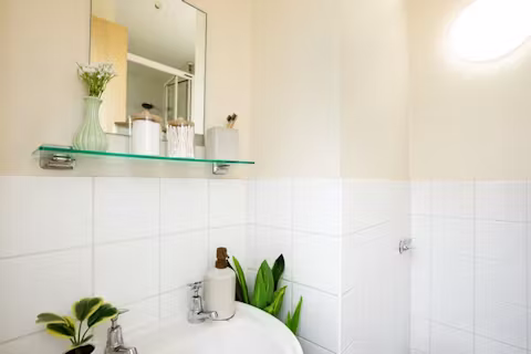 castle-court-leicester-leicester-BATHROOM