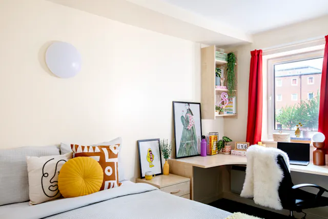 Ensuite: Three Bed Flat Extra Large Standard Double room image 1
