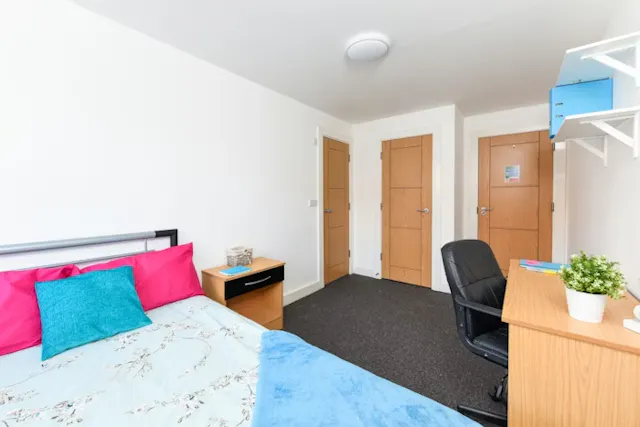 Five Bed Gold room image 1