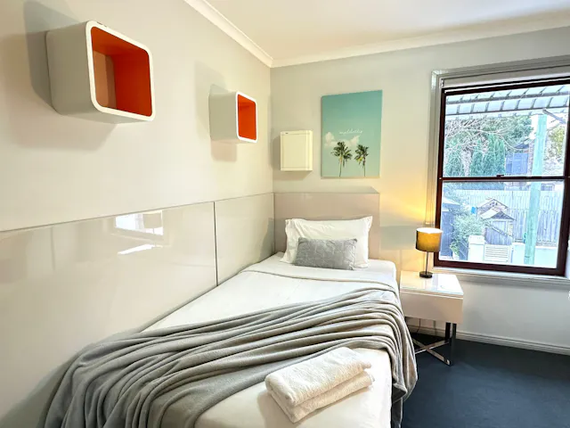King Single Bed room image 2