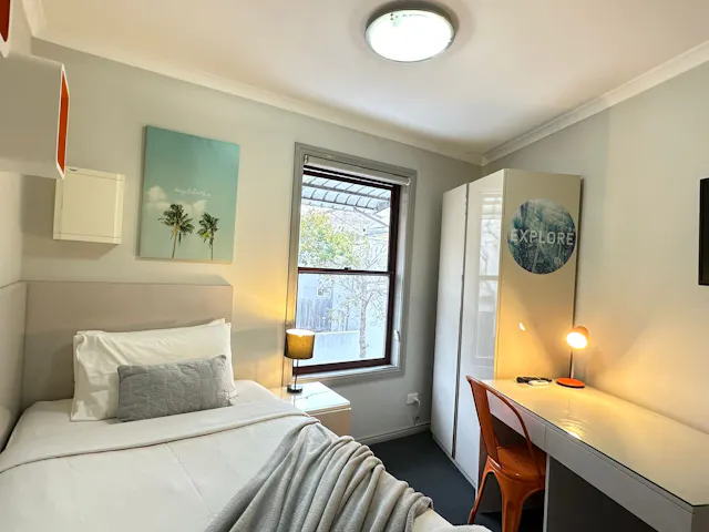King Single Bed room image 1