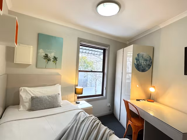 arundel-st-forest-lodge-sydney-King Single Bed-1
