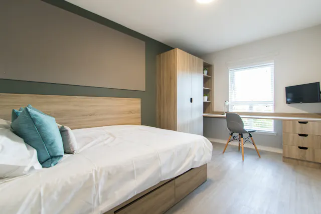 Flat 12, 6 room image 1