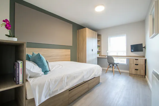 Flat 12, 7 room image 2
