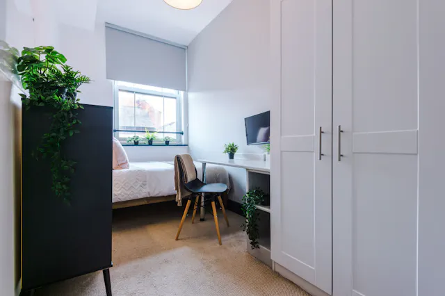 Flat 13 room image 1