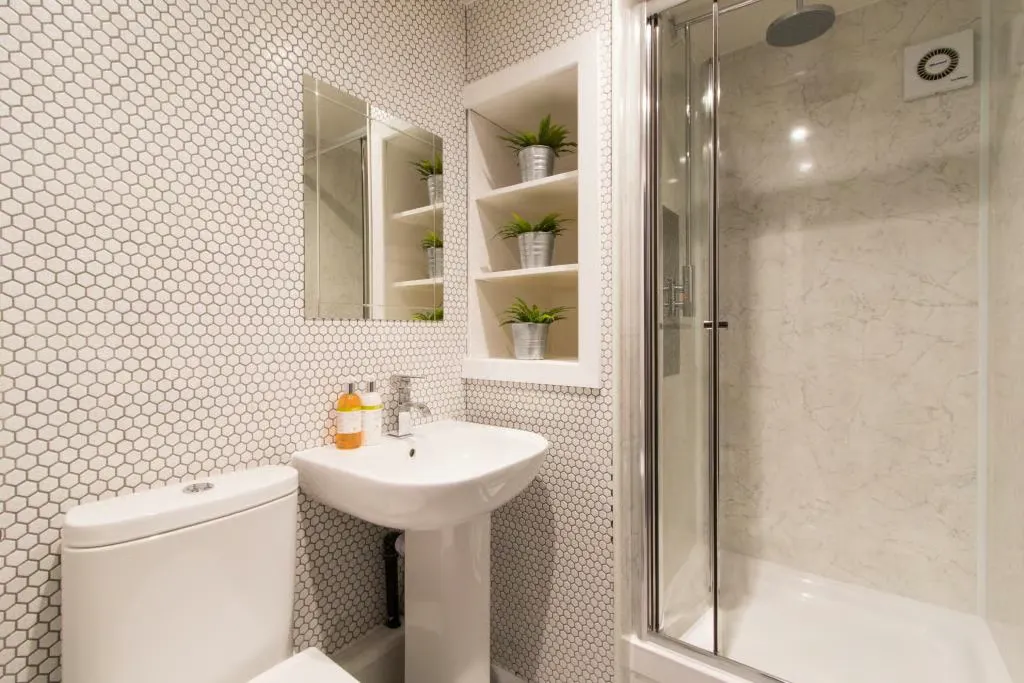Flat 1 BATHROOM 2