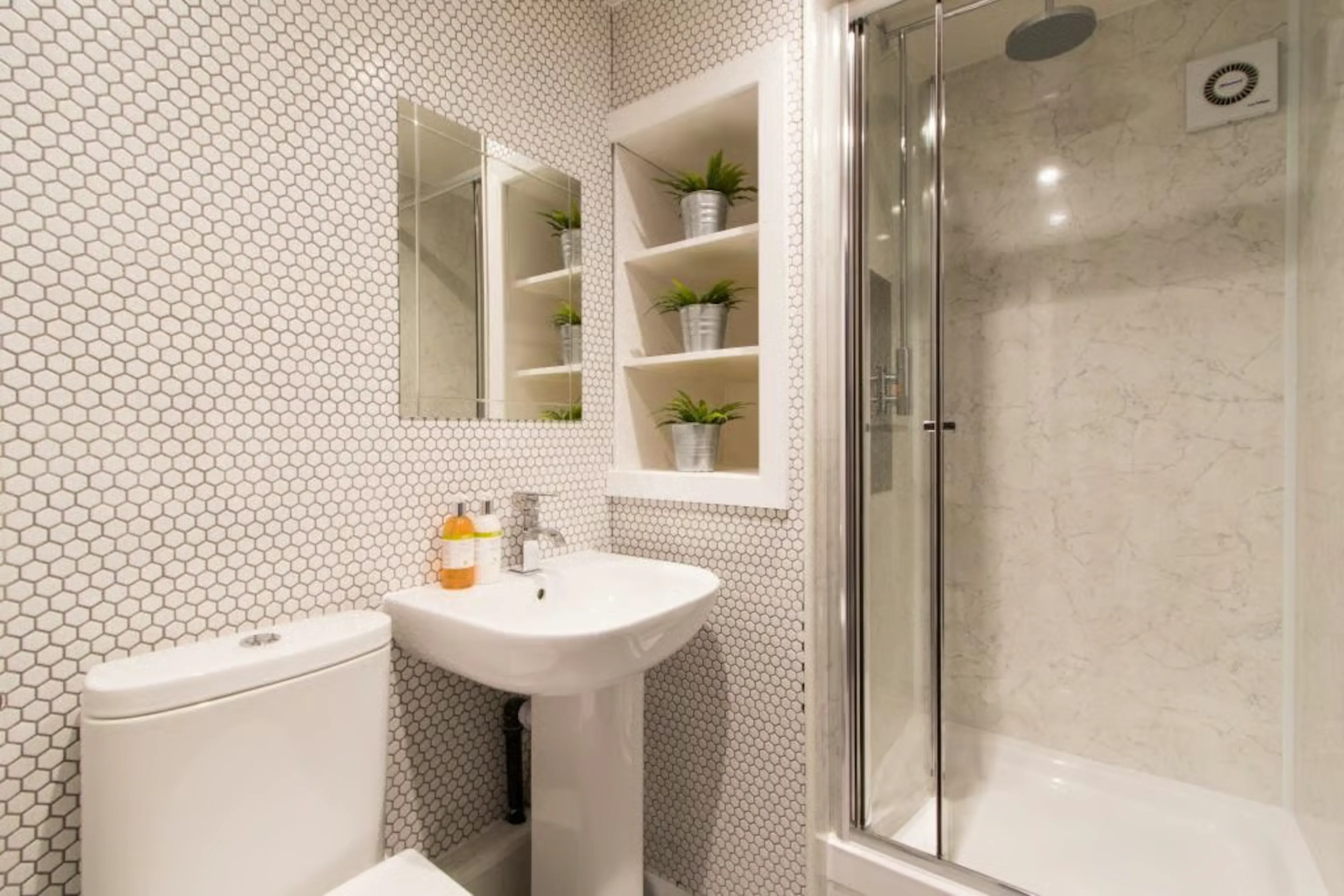 Flat 1 BATHROOM 2
