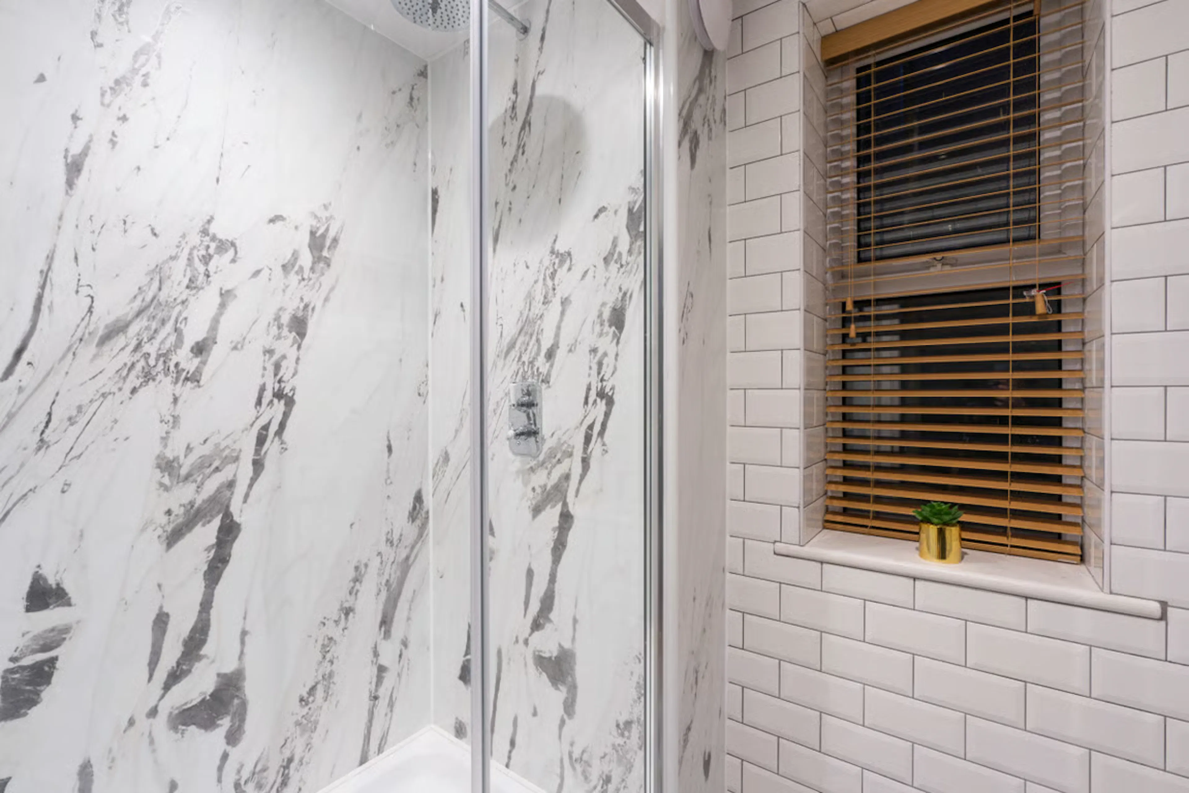 7 Bedroom Apartment BATHROOM 1