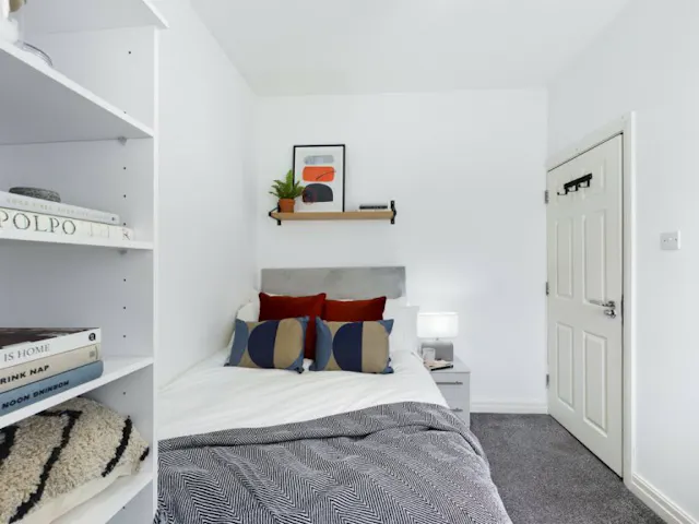 2 Bedroom House - 2 room image 2