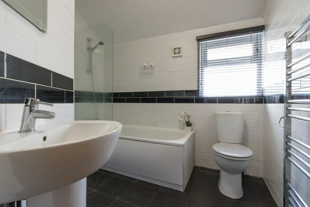7 Bedroom Apartment, Flat 3 BATHROOM 3