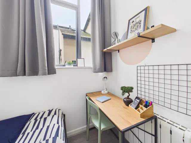 Flat 3, 3 Bedroom House room image 2