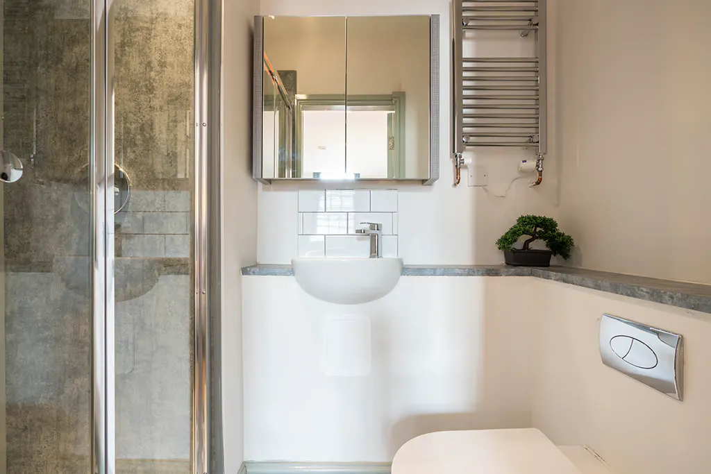 One-Bed Apartment BATHROOM 2