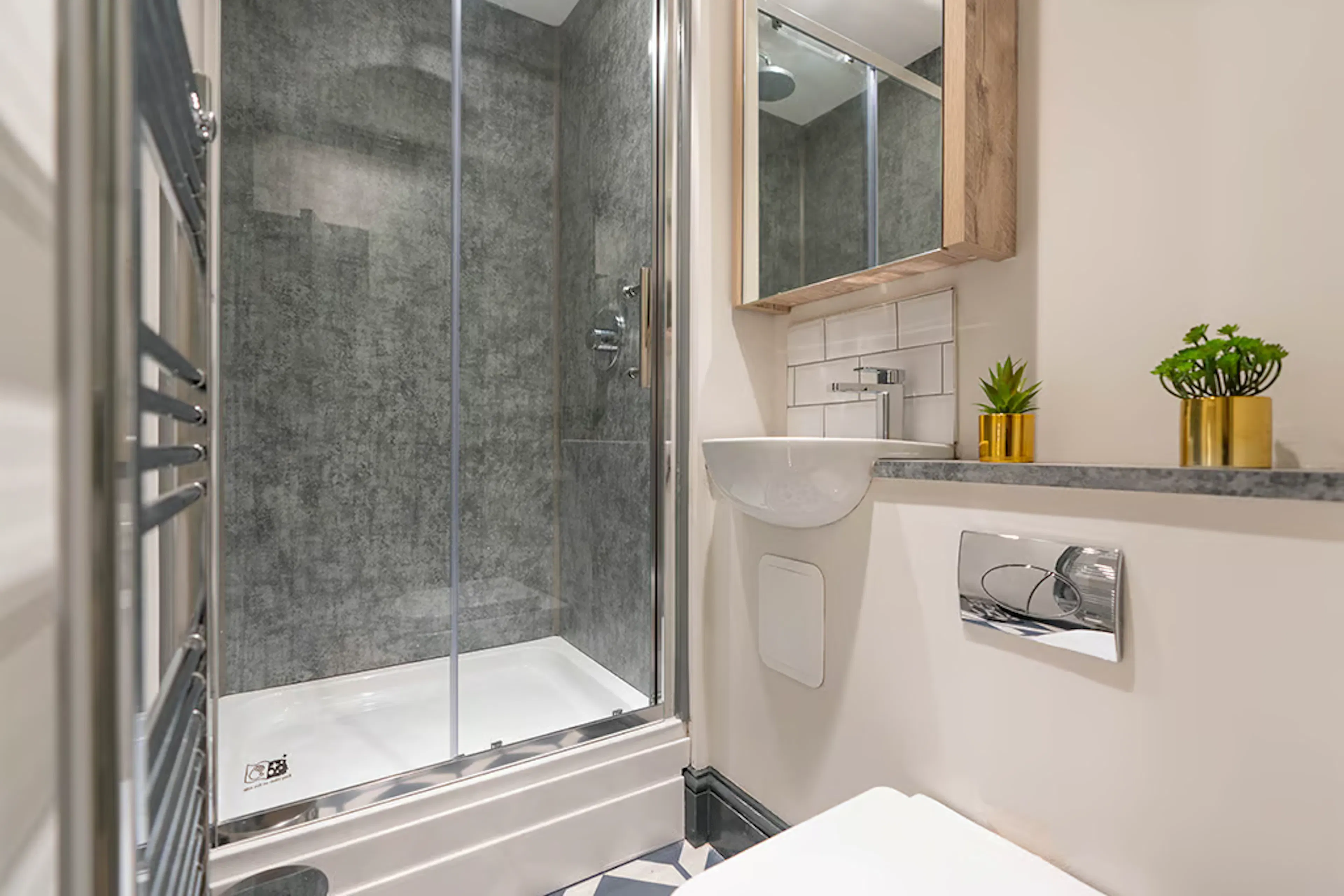 One Bedroom Apartment BATHROOM 2