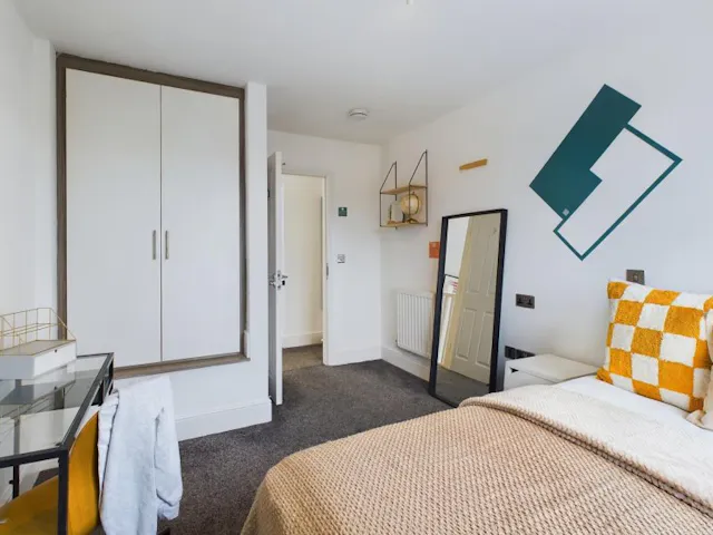 4 Bedroom House - 5 room image 3