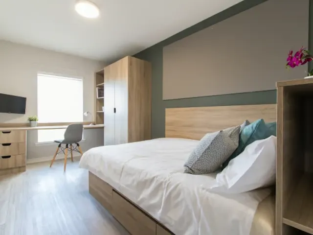 Flat 7, 6 room image 1