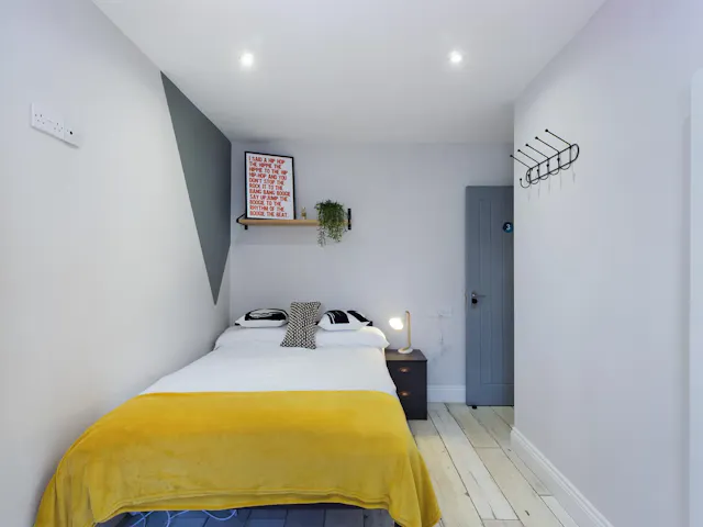 4 Bedroom House Flat 7 room image 1
