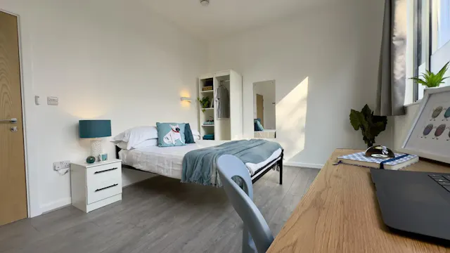 4 Bedroom House Flat 8 room image 1