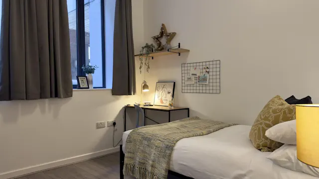 4 Bedroom House Flat 8 room image 2