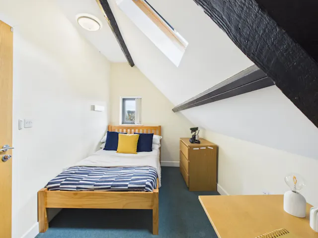 4 Bedroom House Flat 9 room image 1