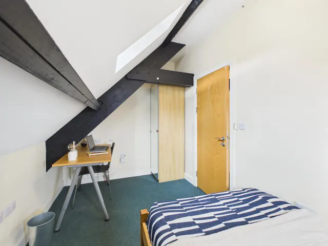 4 Bedroom House Flat 9 room image 2