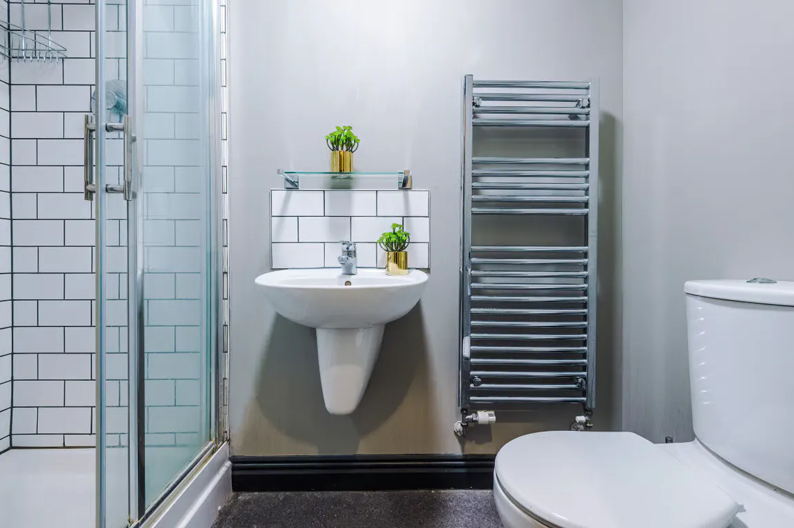 Flat B BATHROOM 2