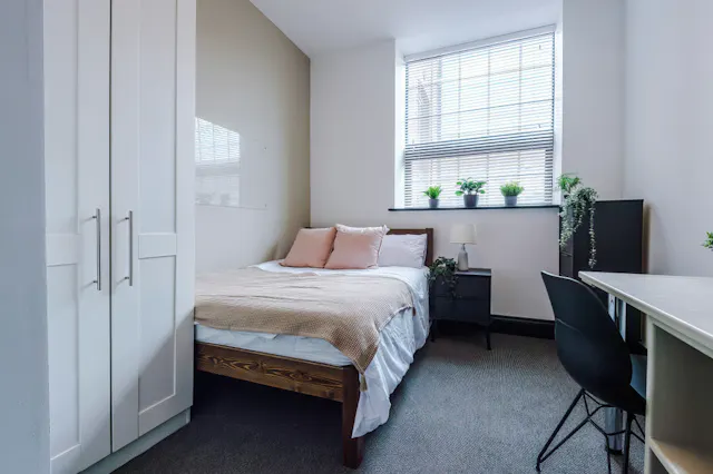 Flat G room image 1