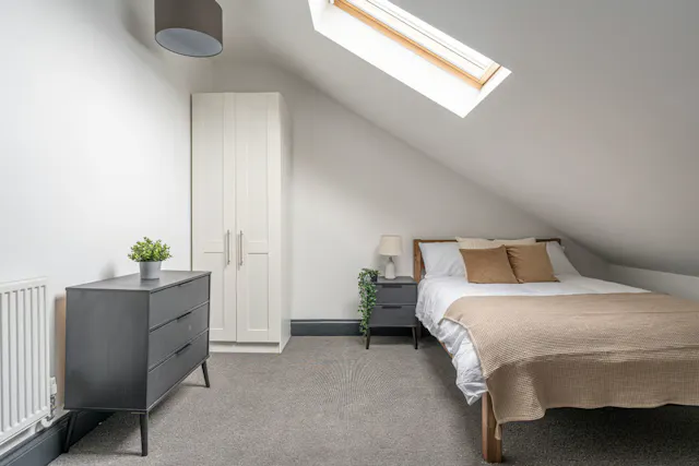 Flat L room image 1