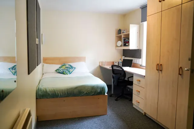 Four Bed Bronze room image 2